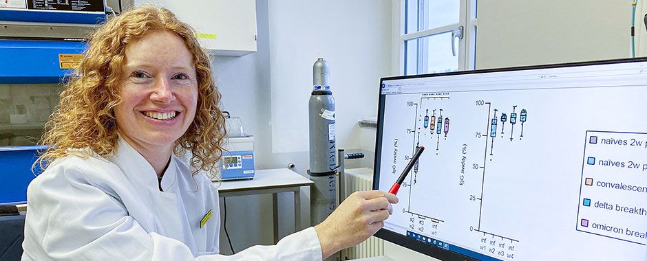 Illustrationsbild: Prof. Dr. Martina Prelog führt ihre Forschung am Bildschirm vor