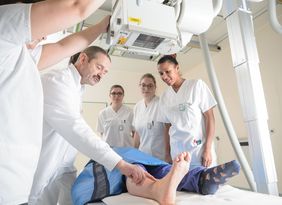 Werdende Medizinische Technologinnen und Technologen für Radiologie lernen nicht nur verschiedene Technologien und deren spezifische Einsatzbedingungen kennen, sondern üben auch den Umgang mit kranken Menschen. 