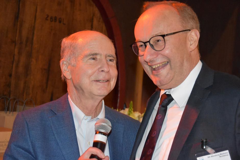 Prof. Dr. Hermann Einsele und ein Forscher am Rednerpult