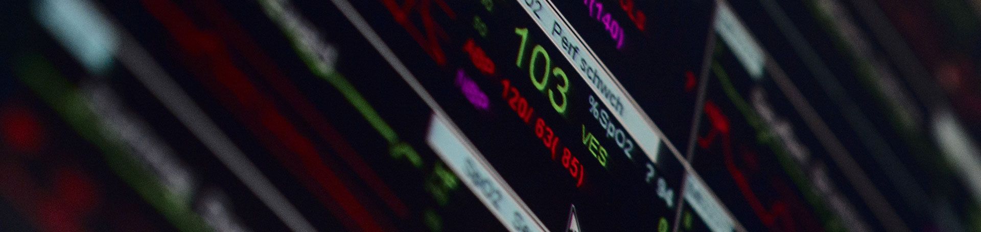 Intensiv- und Notfallmedizin: Kreislaufkollaps Intensiv- und Notfallmedizin: Bildschirm zeig Blutdruck und Herzrhytmus der Patienten