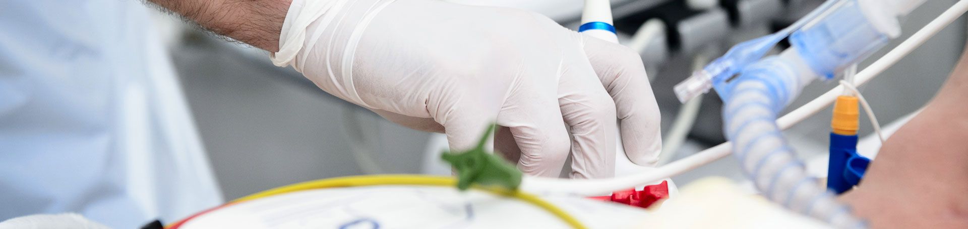 Intensiv- und Notfallmedizin: Behandlung akuter Bauchschmerzen Illustrationsbild: Patientenversorgung bei aktuen Bauchschmerzen