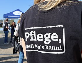 Neben den Image-Motiven gibt es auch die passenden T-Shirts zur Kampagne. Der Titel entstand in gemeinsamen Workshops.