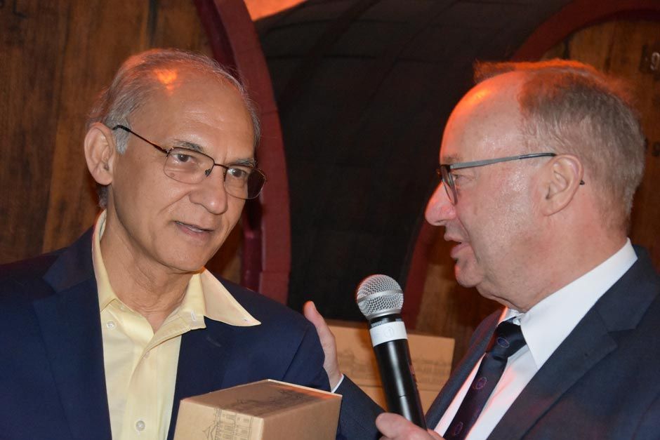Prof. Dr. Hermann Einsele und ein Forscher am Rednerpult