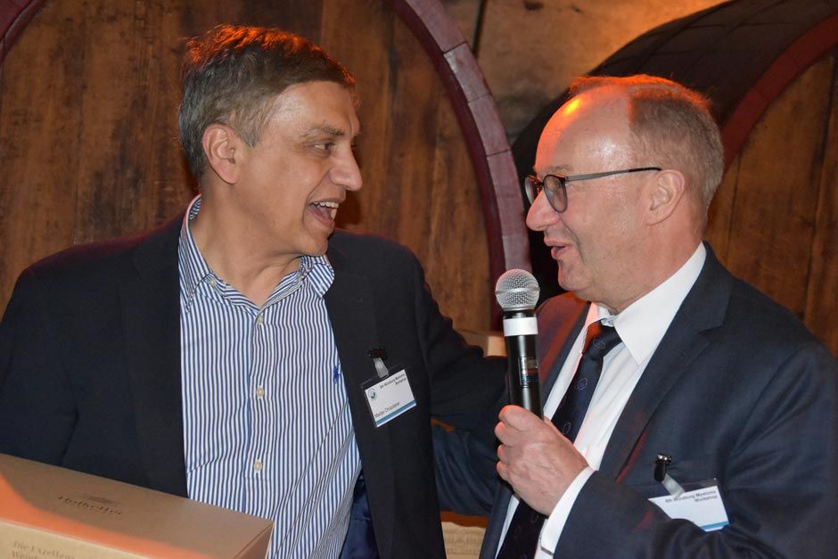 Prof. Dr. Hermann Einsele und ein Forscher am Rednerpult