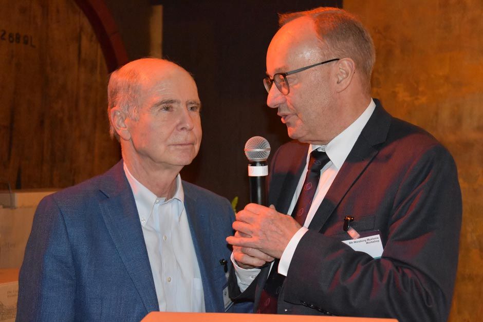 Prof. Dr. Hermann Einsele und ein Forscher am Rednerpult