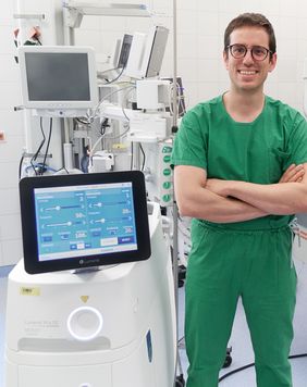 Fotos von Dr. Charis Kalogirou neben der Konsole des neuen Lasersystems