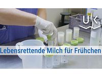 Vorschaubild des Videos: Schrift: Lebensrettende Milch für Frühchen, zeigt das Abfüllen von Muttermilch in Fläschchen