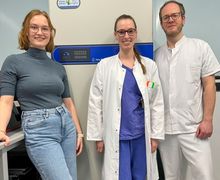 Für weitere Informationen hier klicken Drei Projektmitglieder des Lehrstuhls für Endokrinologie vor einem Gefrierschrank