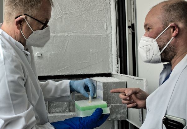 Bild: Maria Drayss / Uniklinikum Würzburg Prof. Dr. Harald Schulze und Privatdozent Dr. Dirk Weismann planen weitere Analysen aus tiefgefrorenen Blutproben von Sepsis-Patienten.