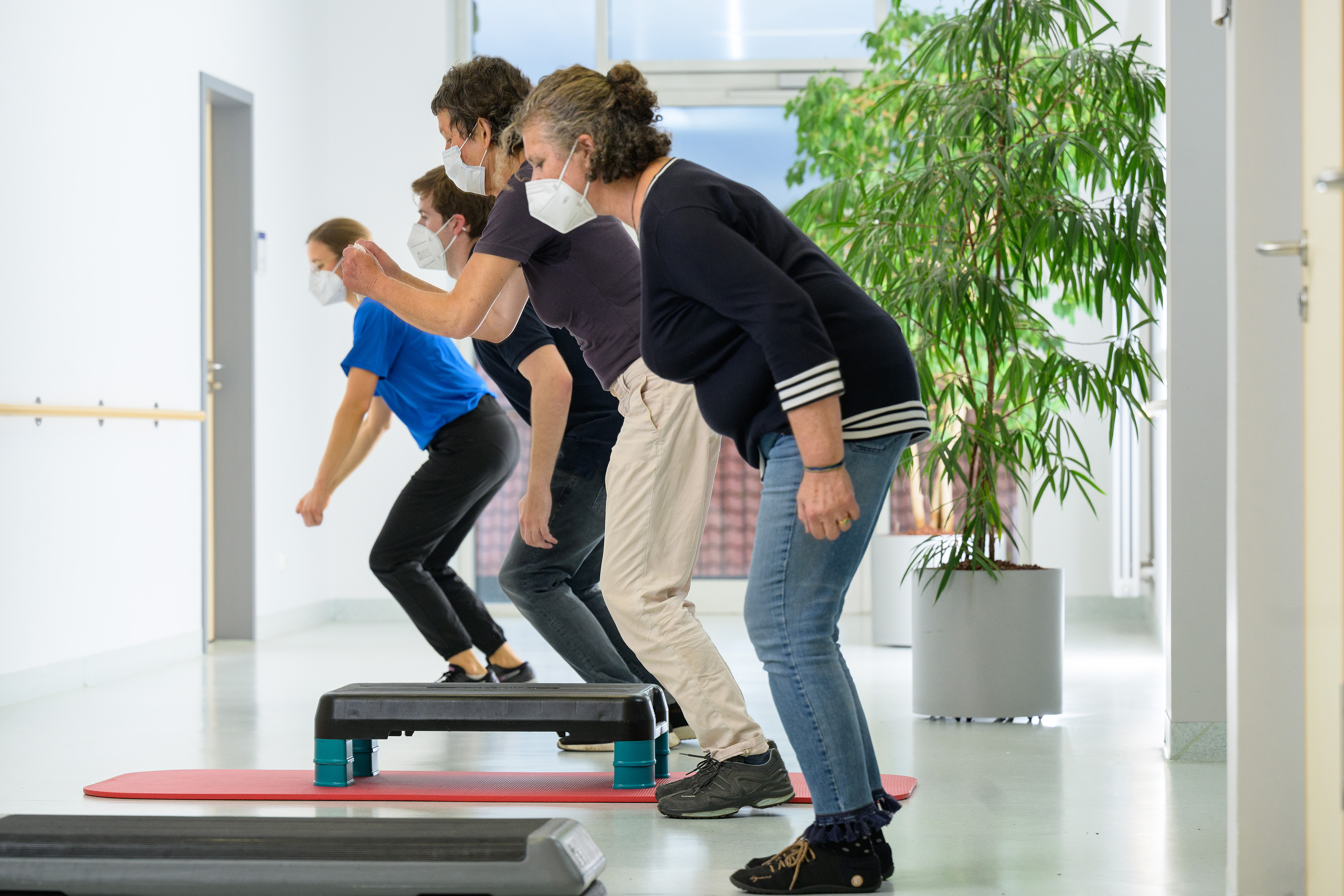 Die Patientinnen und Medizinstudierende kurz vor dem Absprung. 