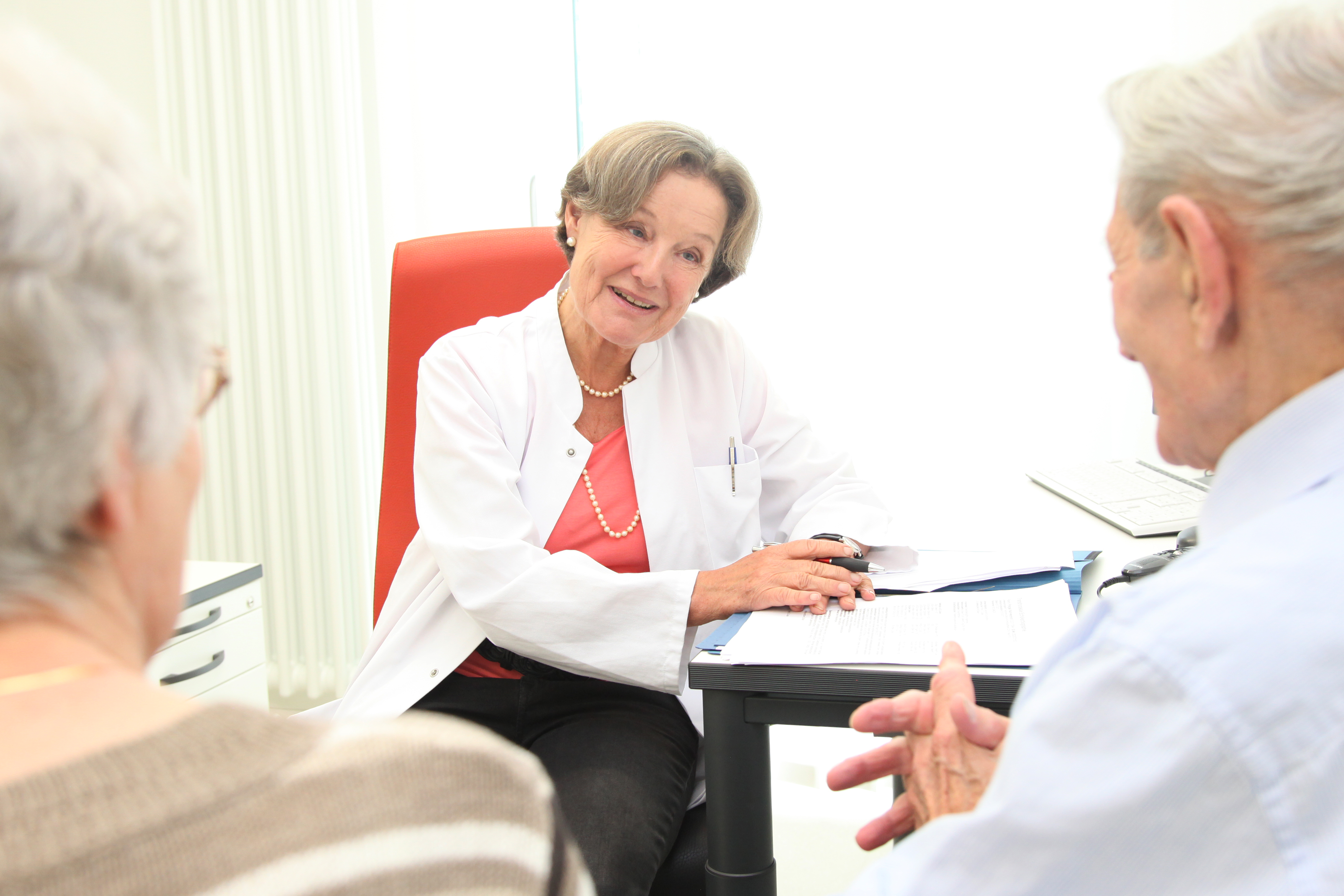 Christiane Angermann Christiane Angermann im Gespräch mit Patienten im DZHI