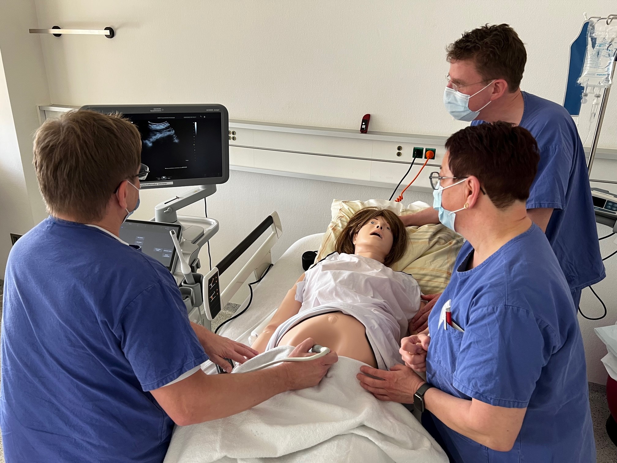 Mit Hilfe einer Simulationspuppe konnten gemeinsam verschiedene Notfall-Szenarien unter realistischen Bedingungen trainiert werden.