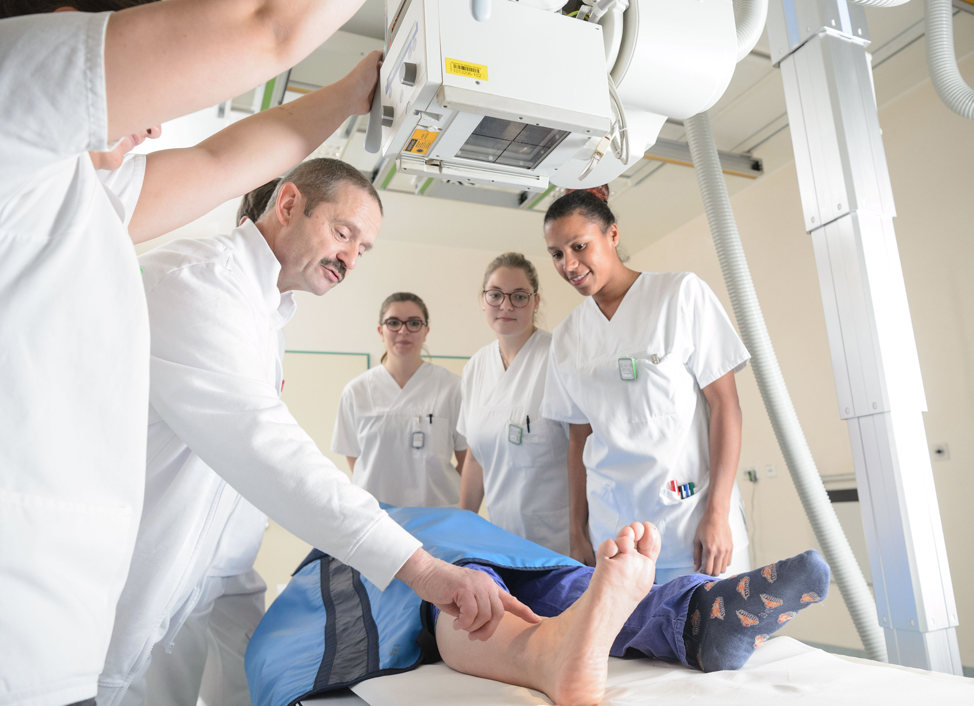Werdende Medizinische Technologinnen und Technologen für Radiologie lernen nicht nur verschiedene Technologien und deren spezifische Einsatzbedingungen kennen, sondern üben auch den Umgang mit kranken Menschen. 