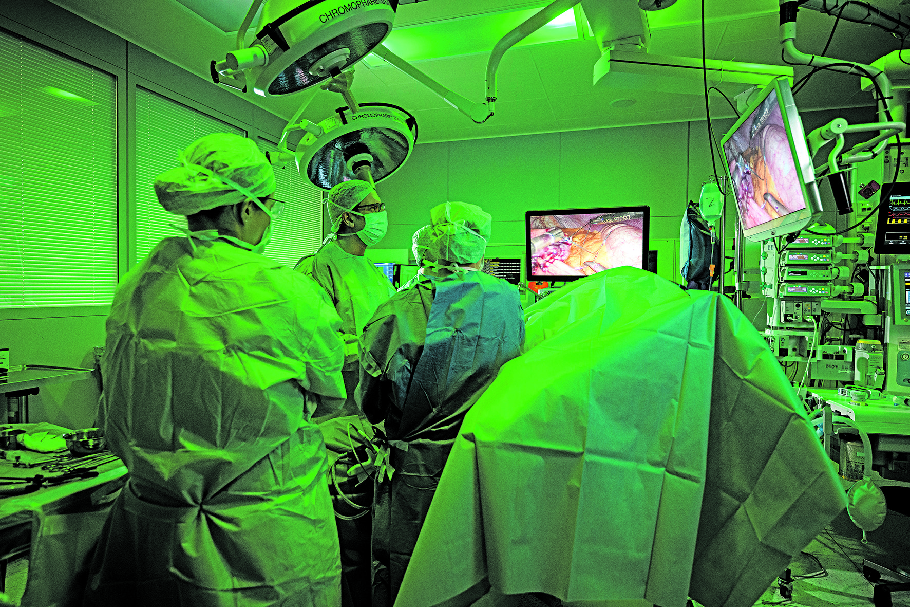 Operationssaal - UKW Das Bild zeigt Florian Seyfried und Team bei einer Operation.
