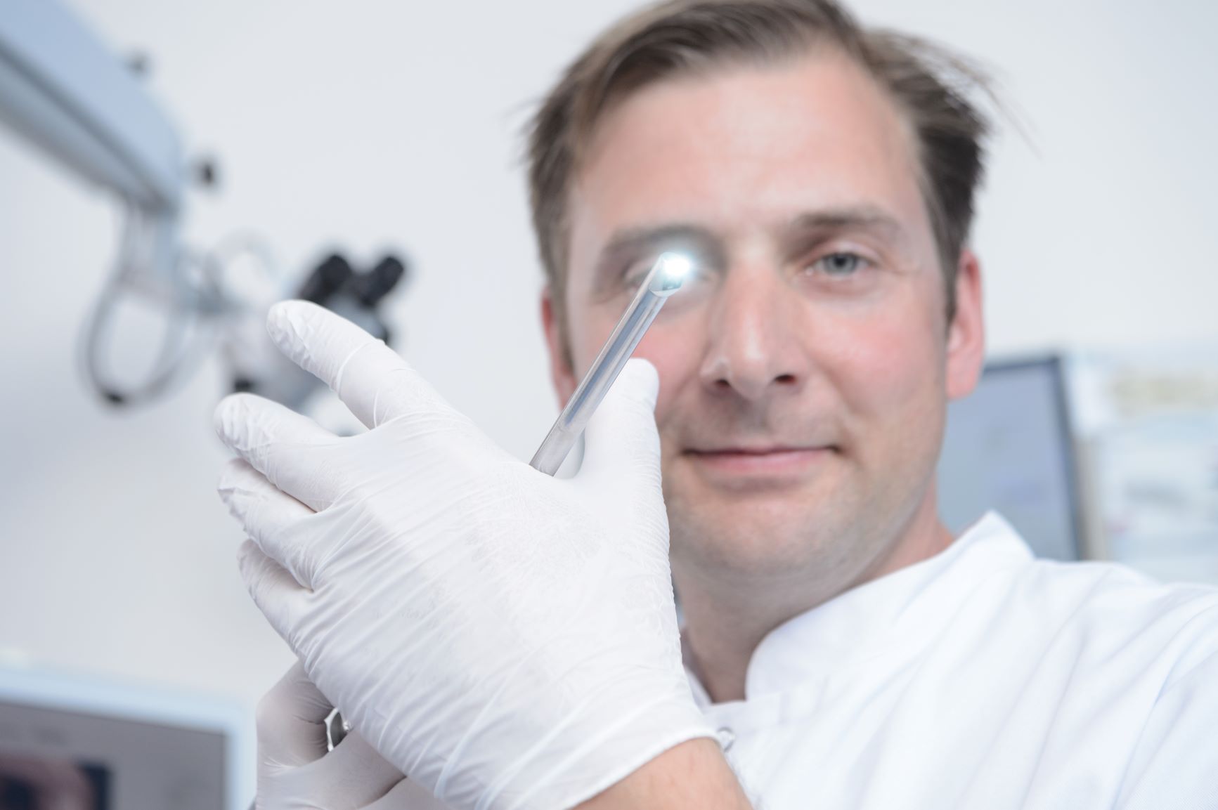 Fabian Kraus IZSS Fabian Kraus mit medizinischem Instrument
