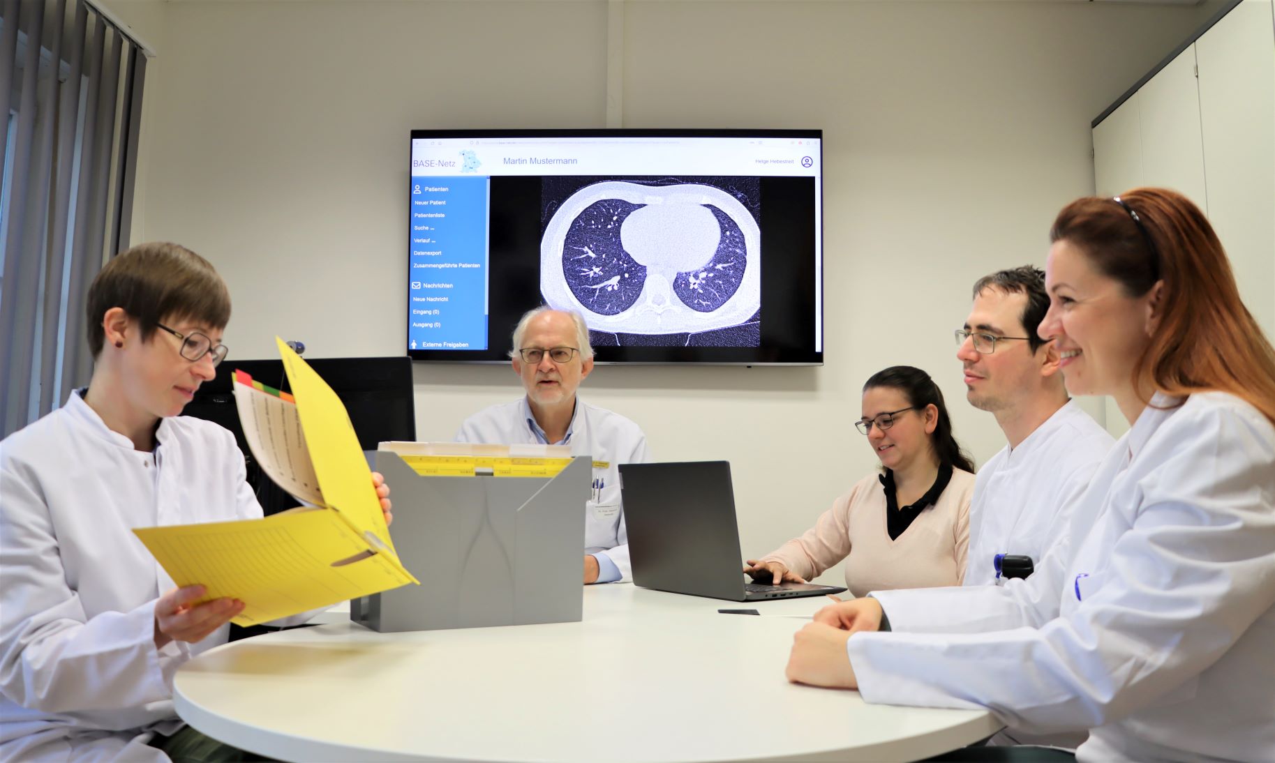 ZESE - Besprechung Ärztinnen und Ärzte aus dem ZESE und dem Zentrum für Psychische Gesundheit an einem Tisch.