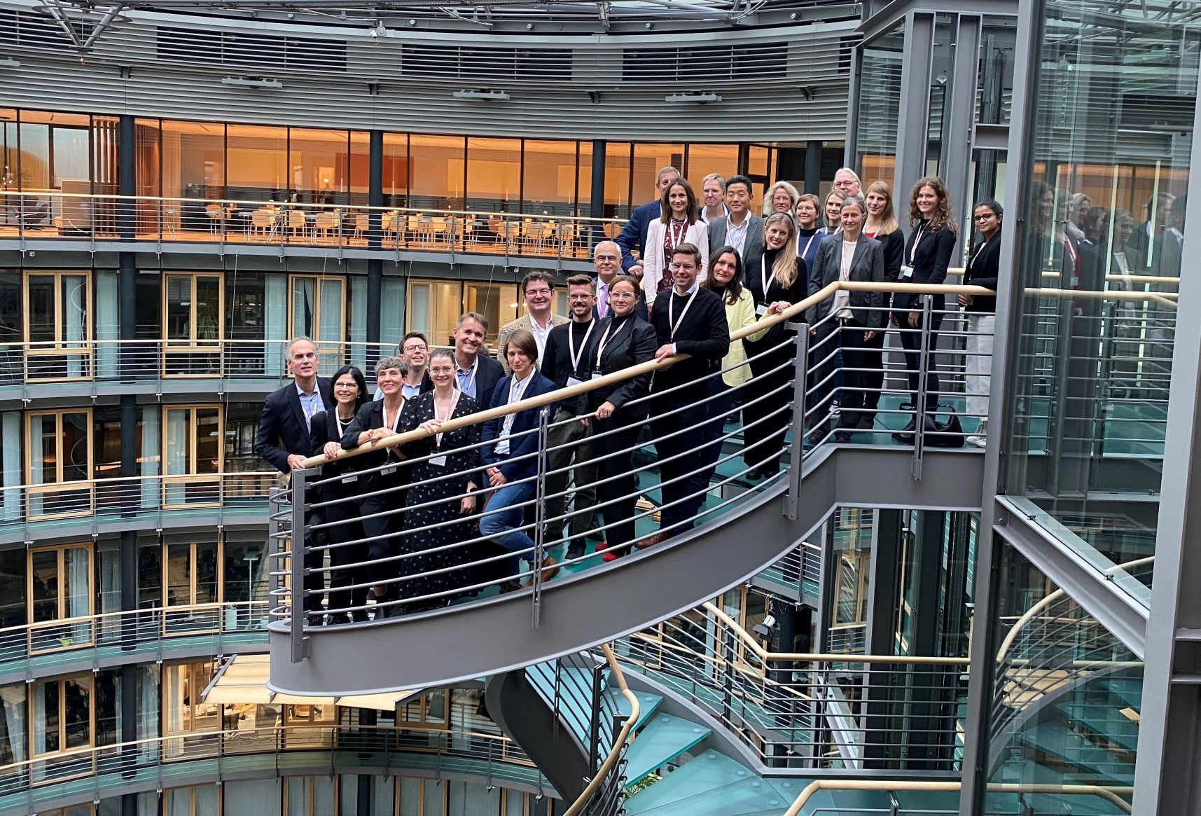 Vertreter des Projekts positionieren sich in Berlin auf einer Wendeltreppe 