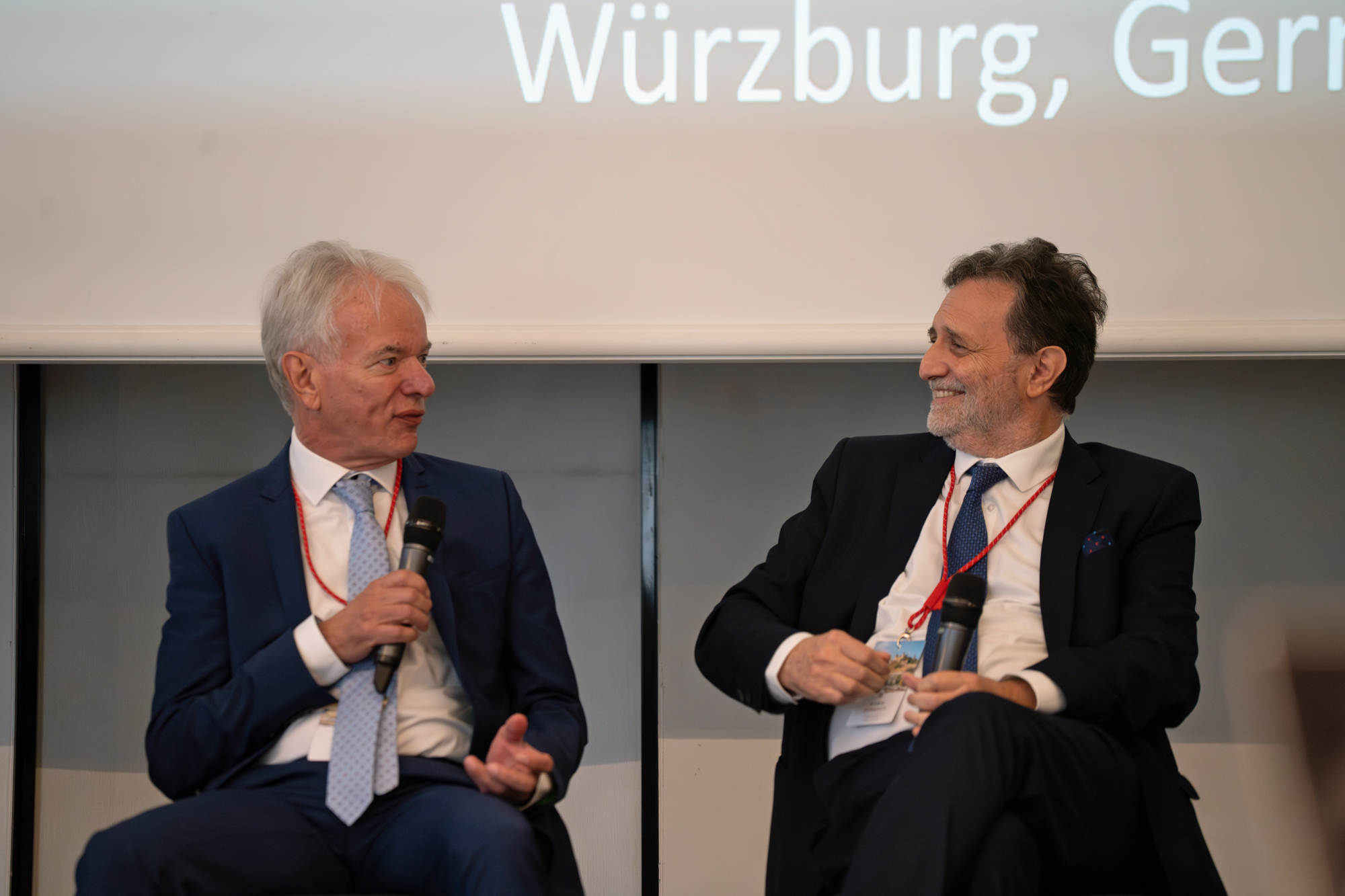 Der neue HEARRING-Präsident Prof. Dr. Rudolf Hagen (links) unter anderem mit dem argentinischen HNO-Spezialisten Prof. Dr. Mario Zernotti Der neue HEARRING-Präsident Prof. Dr. Rudolf Hagen (links) und HNO-Spezialist Prof. Dr. Mario Zernotti