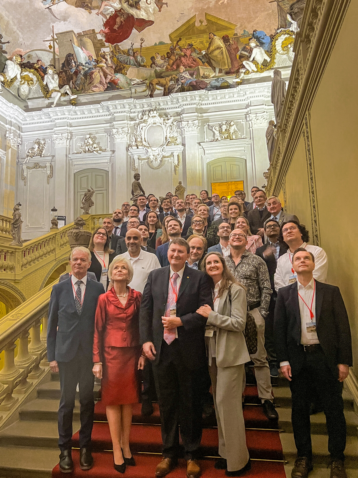 Prof. Dr. Rudolf Hagen mit den Teilnehmenden der HEARRING-Jahrestagung 2023 in der Würzburger Residenz Prof. Dr. Rudolf Hagen mit den Teilnehmenden der HEARRING-Jahrestagung 2023 in der Würzburger Residenz