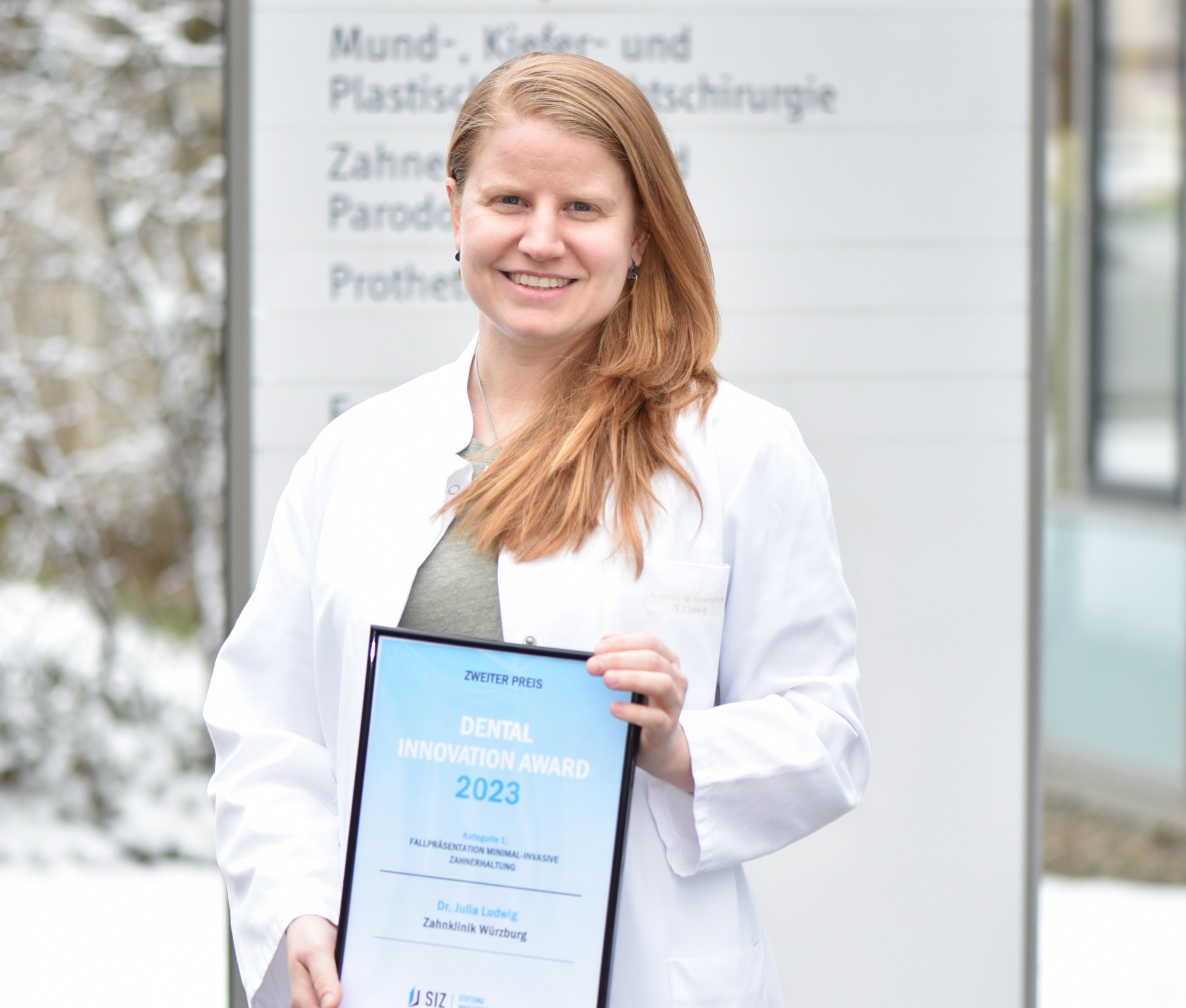 Dr. Julia Ludwig freut sich über den zweiten Platz beim Dental Innovation Award. Bild: Alexander Schubert / UKW Dr. Julia Ludwig freut sich über den zweiten Platz beim Dental Innovation Award.