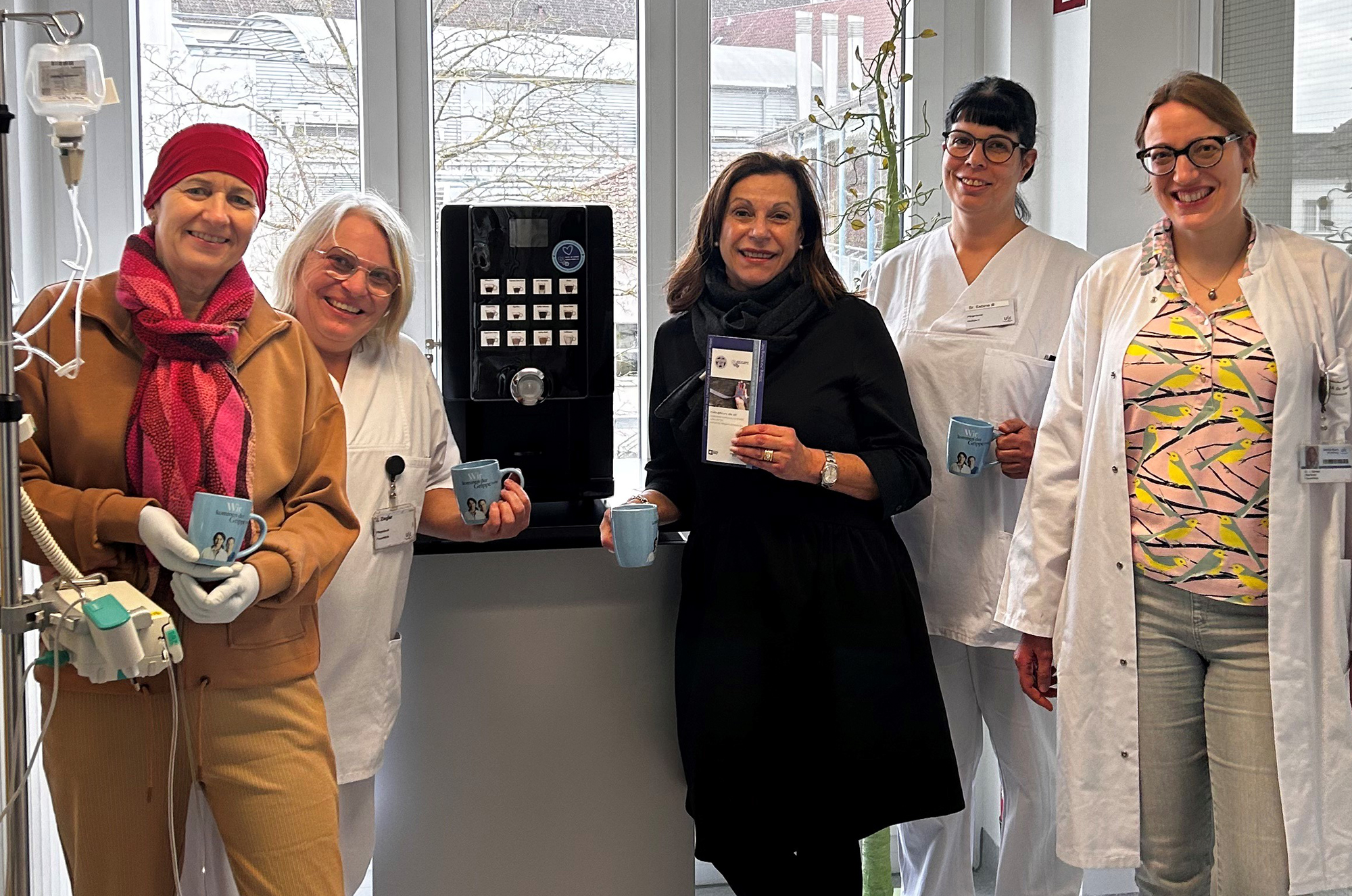 Vor dem Kaffeeautomat: Patientin, Fachpflegekraft der GOT, Vorsitzende von Hilfe im Kampf gegen Krebs e.V., Fachpflegekraft der IOT und Leiterin der GOT