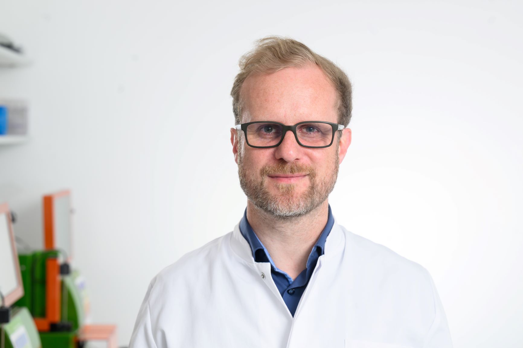 Porträt von Michael Hudecek im Labor.