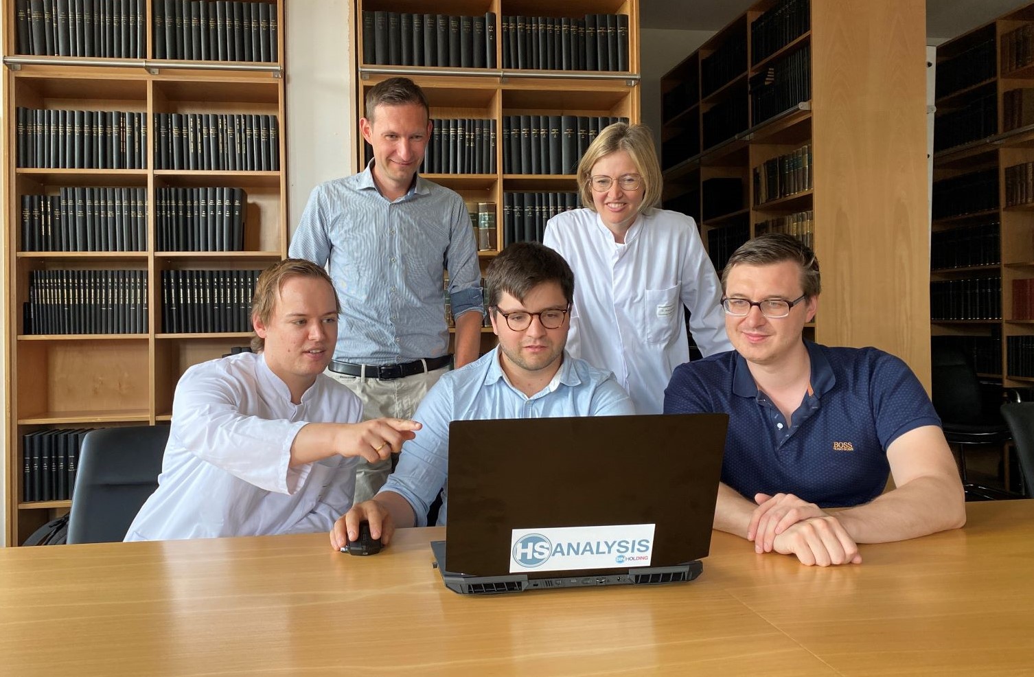 Verbundprojekt HybridVITA verschiedene Teammitglieder des interdisziplinären Studienprojekts am PC