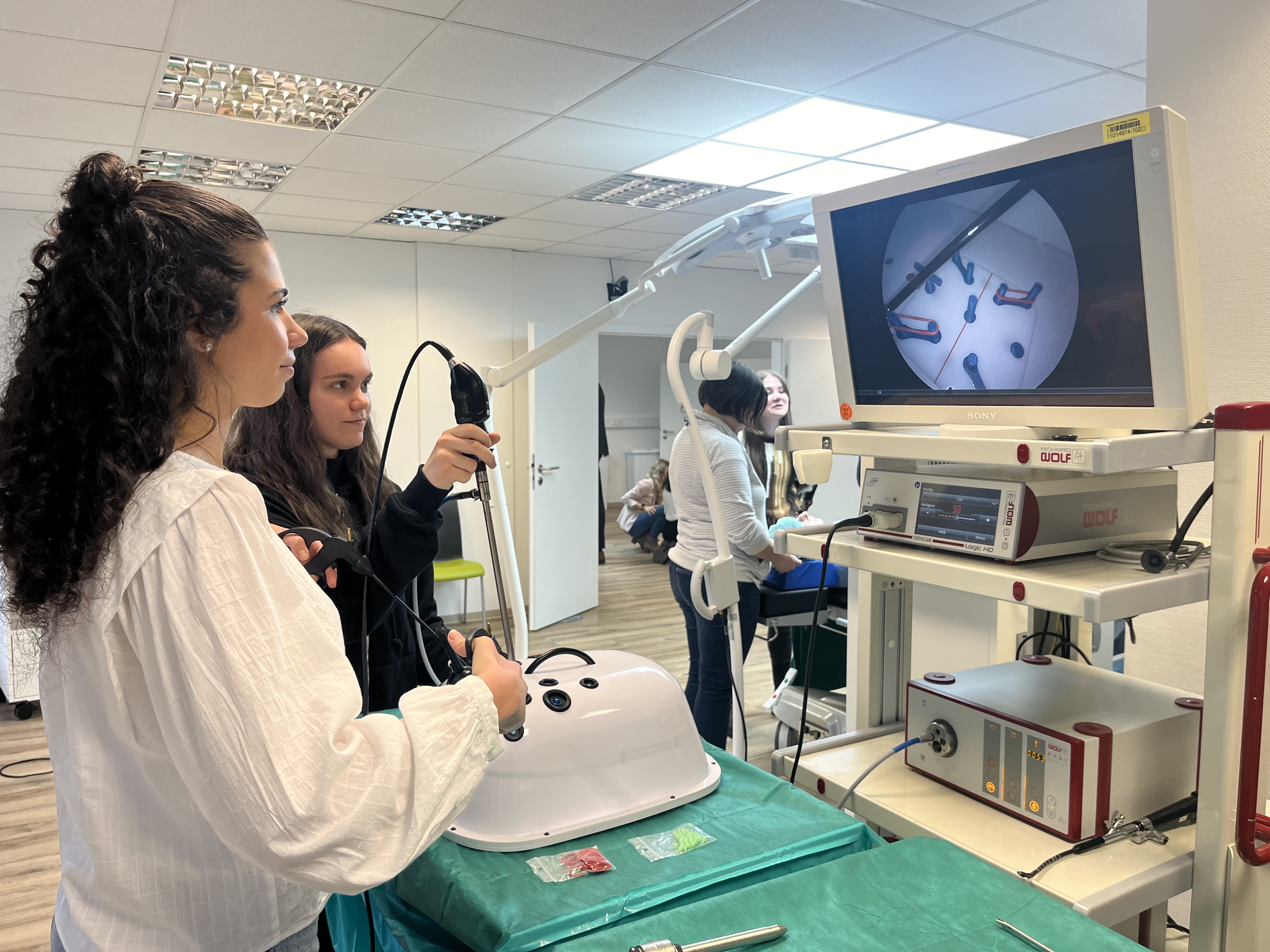 Die Ausbildung an der ATA-/OTA-Schule dauert drei Jahre und startet jeweils zum 1. September. Den Großteil davon umfasst der praktische Teil. Bewerbungen sind ganzjährig möglich. Foto: UKW / Annika Wolf