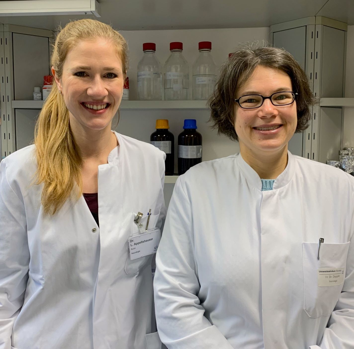 Luise Appeltshauser und Kathrin Doppler Appeltshauser und Doppler im weißen Kittel im Labor der Neurologie