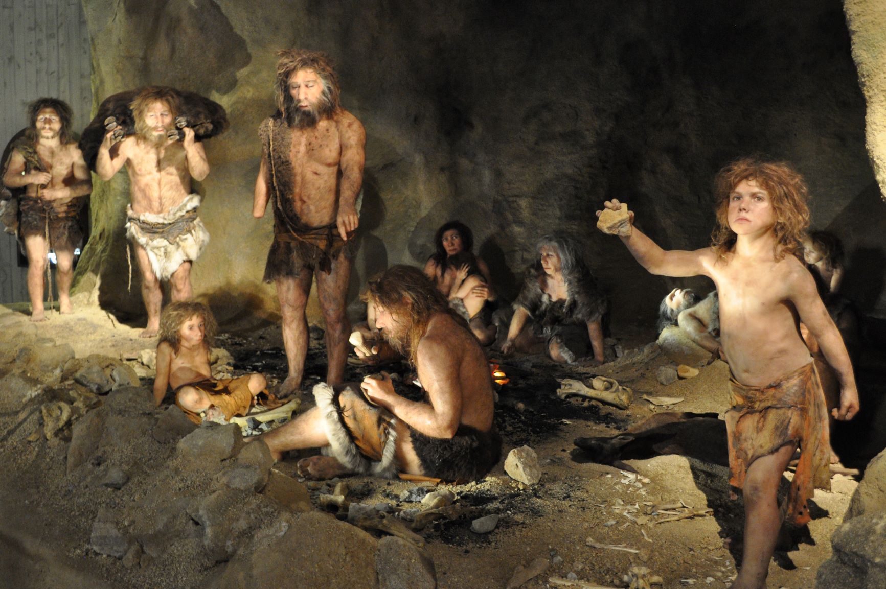 Neandertalergruppe Rekonstruktion von Neandertalern in einer Höhle