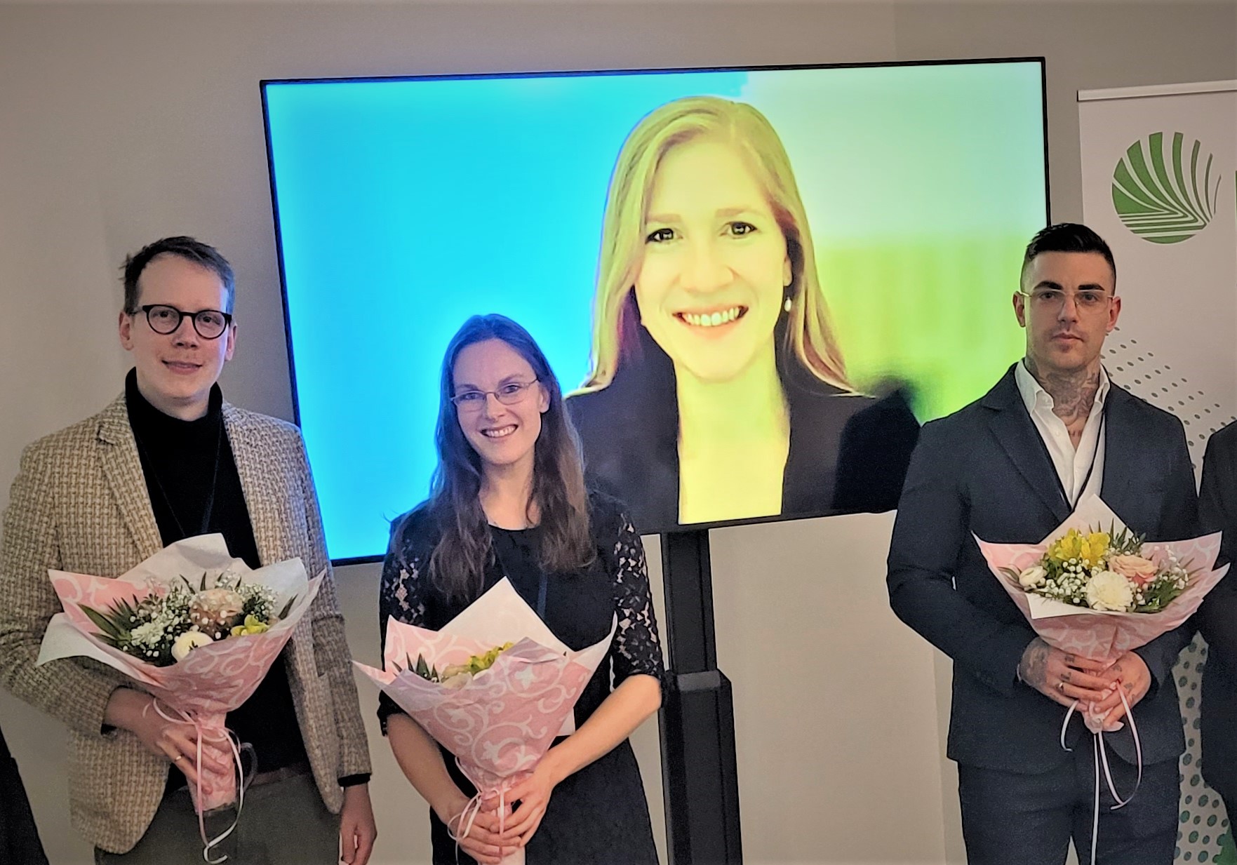PreisträgerInnen der DGM 4 Preisträger, davon Luise Appeltshauser auf dem Bildschirm