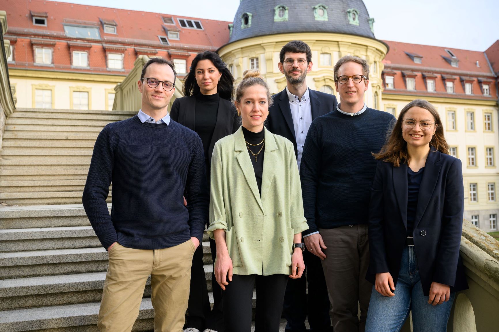 ARIPro-Studienteam Das ehamlige CoVacSer-Studienteam auf dem Gelände des UKW.