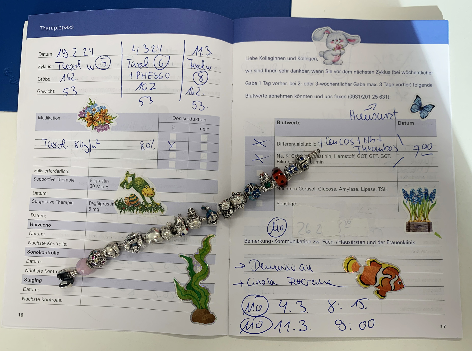 In diesem Fall dienten die Aufkleber-Motive zur Inspiration für Schmuckelemente am Sammelarmband der Patientin.  Bild: UKW / Katja Ziegler