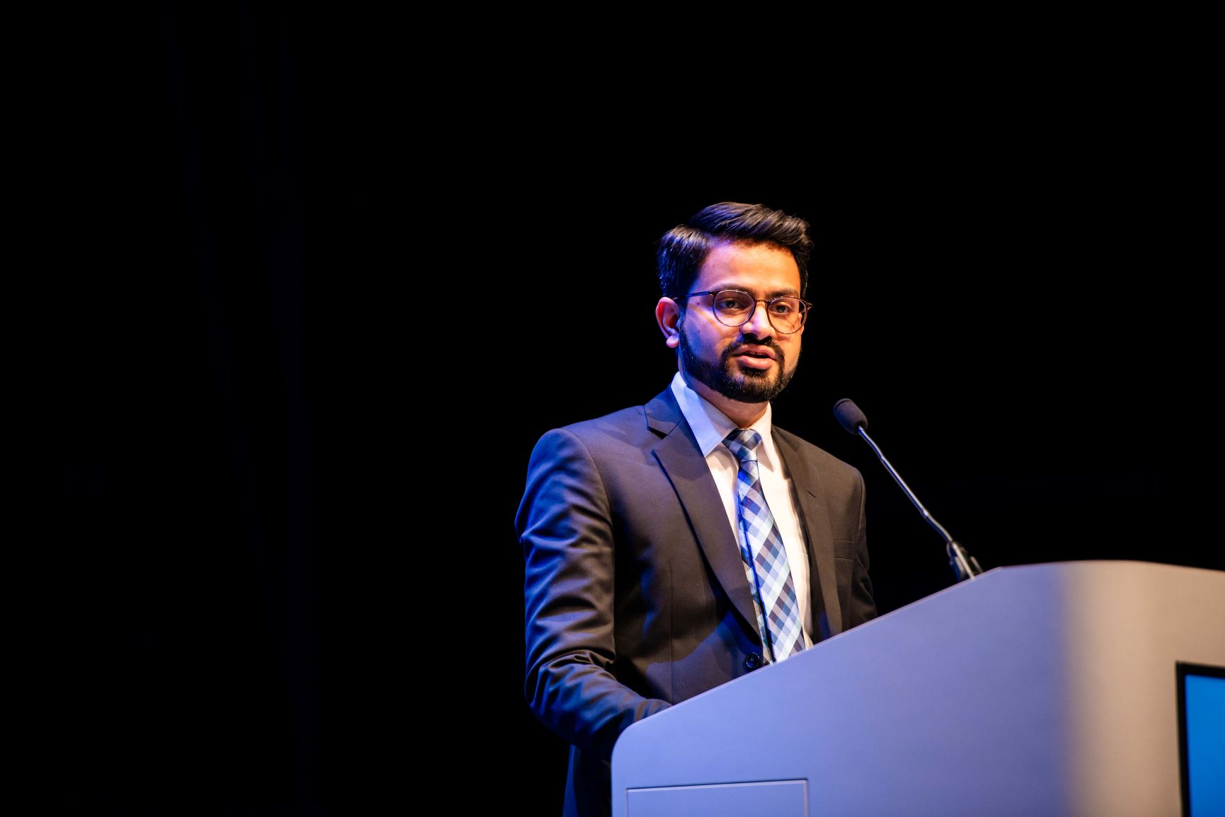 Haroon Shaikh am Rednerpult 