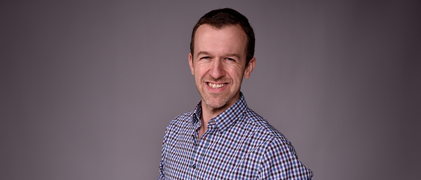 Dr. Jakob Zimmermann erforscht mit einem ERC Starting Grant in Würzburg das Zusammenspiel zwischen Darmflora und Immunsystem. Dr. Jakob Zimmermann erforscht mit einem ERC Starting Grant in Würzburg das Zusammenspiel zwischen Darmflora und Immunsystem.