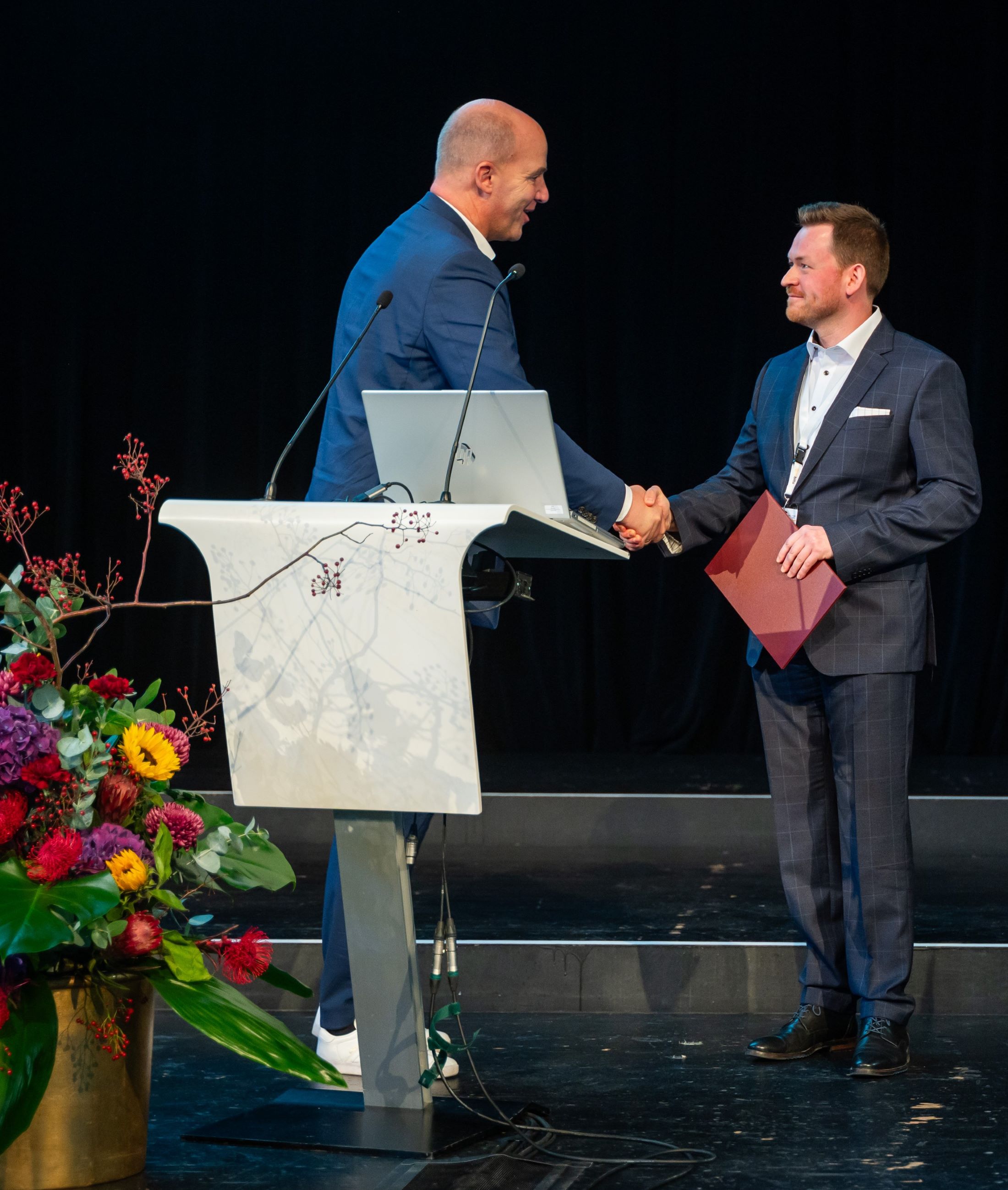 Kurt-Decker-Preis für Alexander Kollikowski DGNR-Präsident gratuliert Alexander Kollikowski auf der Bühne.