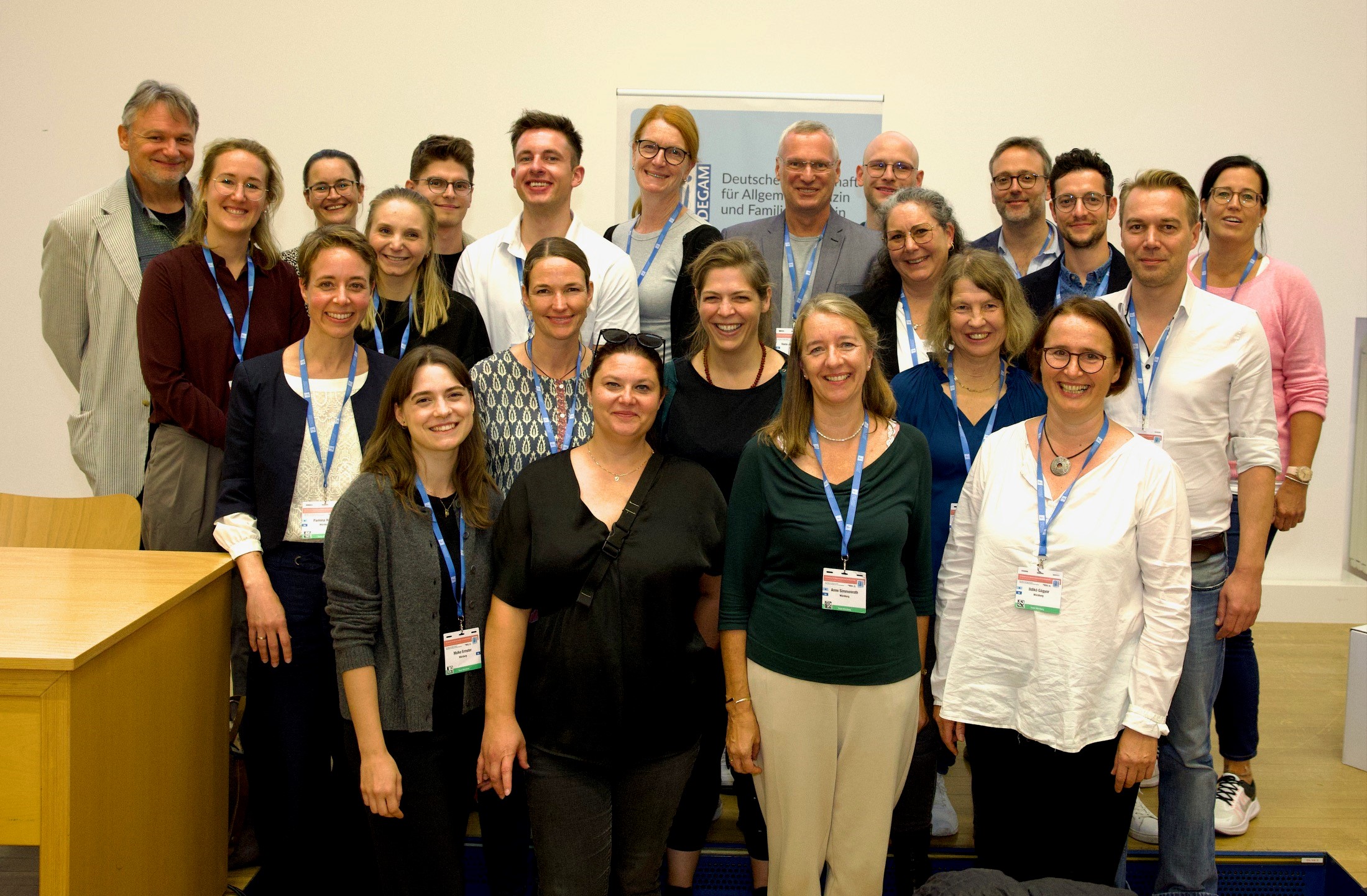 DEGAM Team Würzburg Das gesamte Team des Instituts für Allgemeinmedizin hat sich für ein Grupppenfoto aufgestellt, vorn die beiden Kongresspräsidentinnen.
