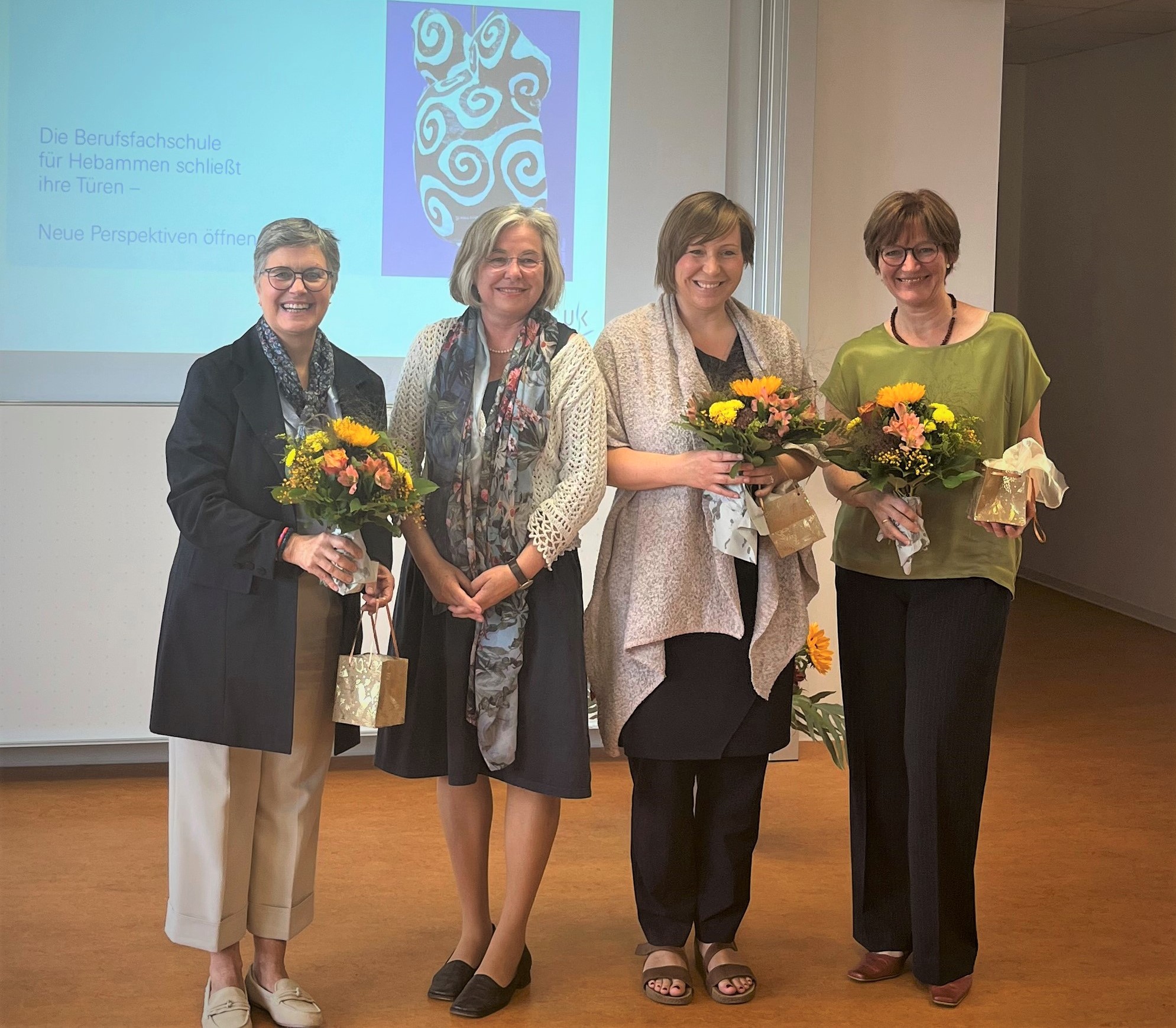 Schulleiterin Edith Kroth, Christine Hildebrand (Leiterin des Staatlichen Schulzentrums für Gesundheitsberufe), Christiane Völk, Lehrkraft der Hebammenschule und Martina Göb, Lehrkraft der Hebammenschule und stellv. Schulleiterin Schulleiterin Edith Kroth, Christine Hildebrand (Leiterin des Staatlichen Schulzentrums für Gesundheitsberufe), Christiane Völk, Lehrkraft der Hebammenschule und Martina Göb, Lehrkraft der Hebammenschule und stellv. Schulleiterin.