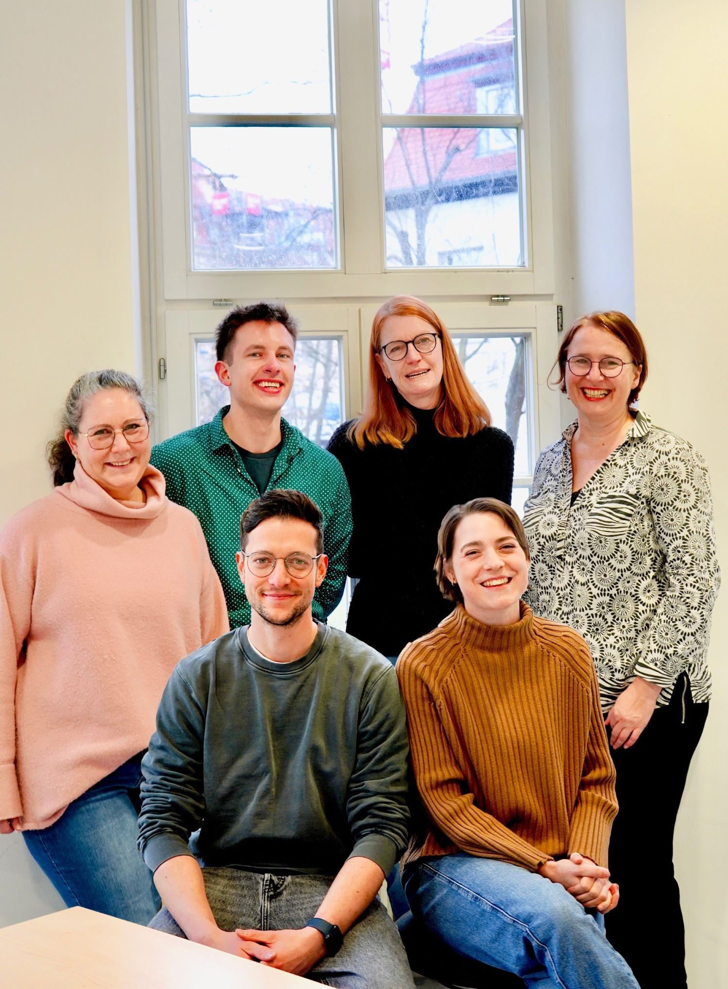 Studynurses, Studienärzte und Leiterin der Studie posieren im Institut für Allgemeinmedizin, 2 Personen sitzen, vier Personen stehen dahinter.  