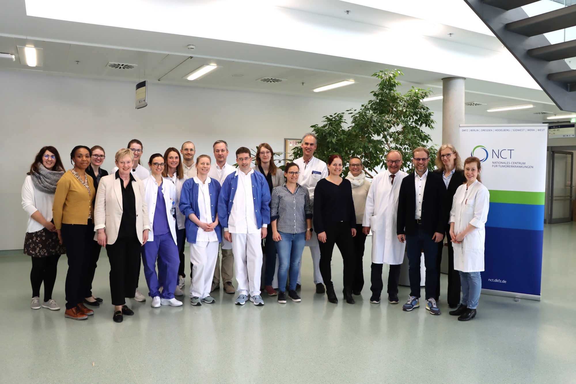 Gruppenbild des Studienteams im Flur des Zentrums für Innere Medizin  - Querformat 