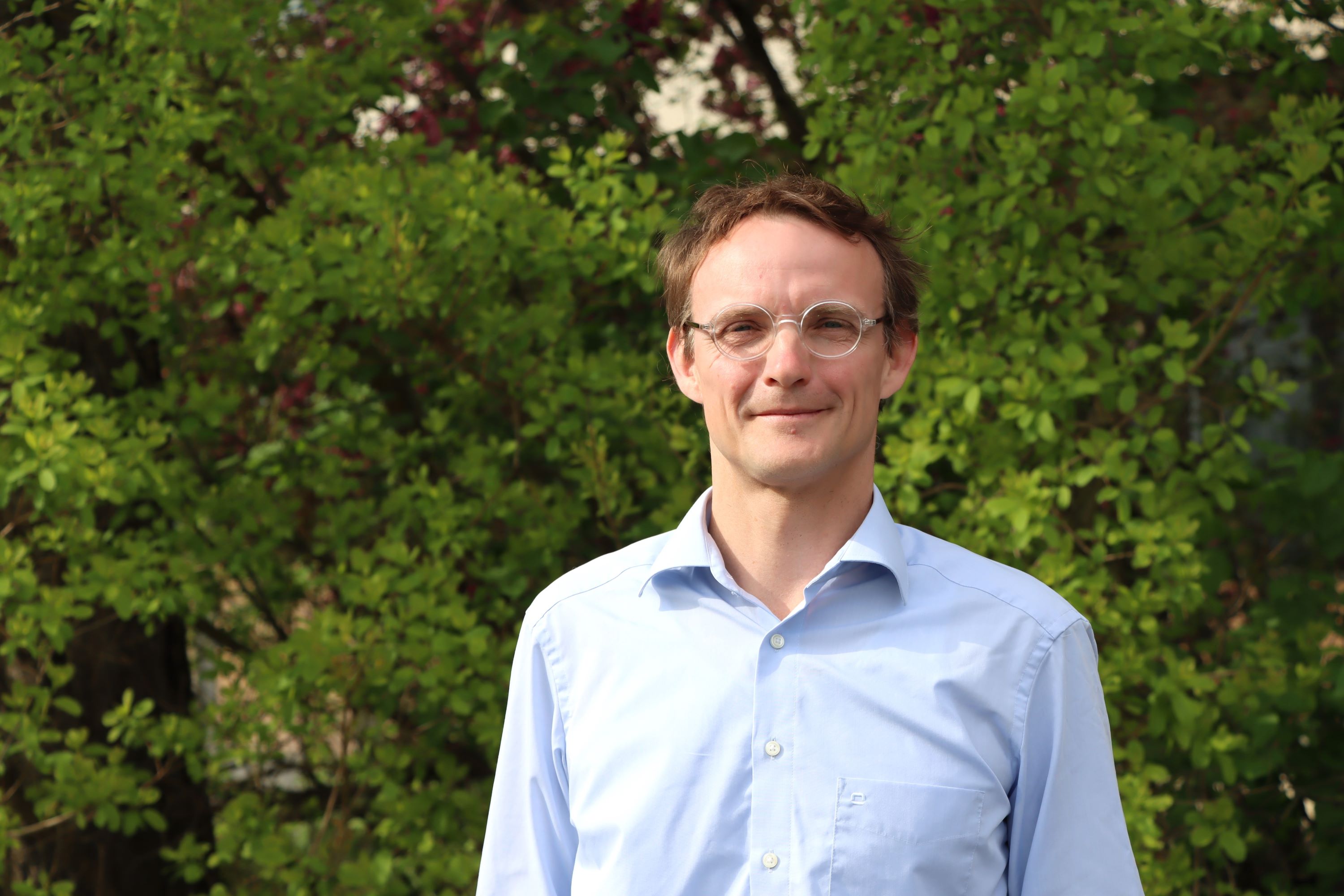 Porträtfoto von Michael Schuhmann in der Natur 