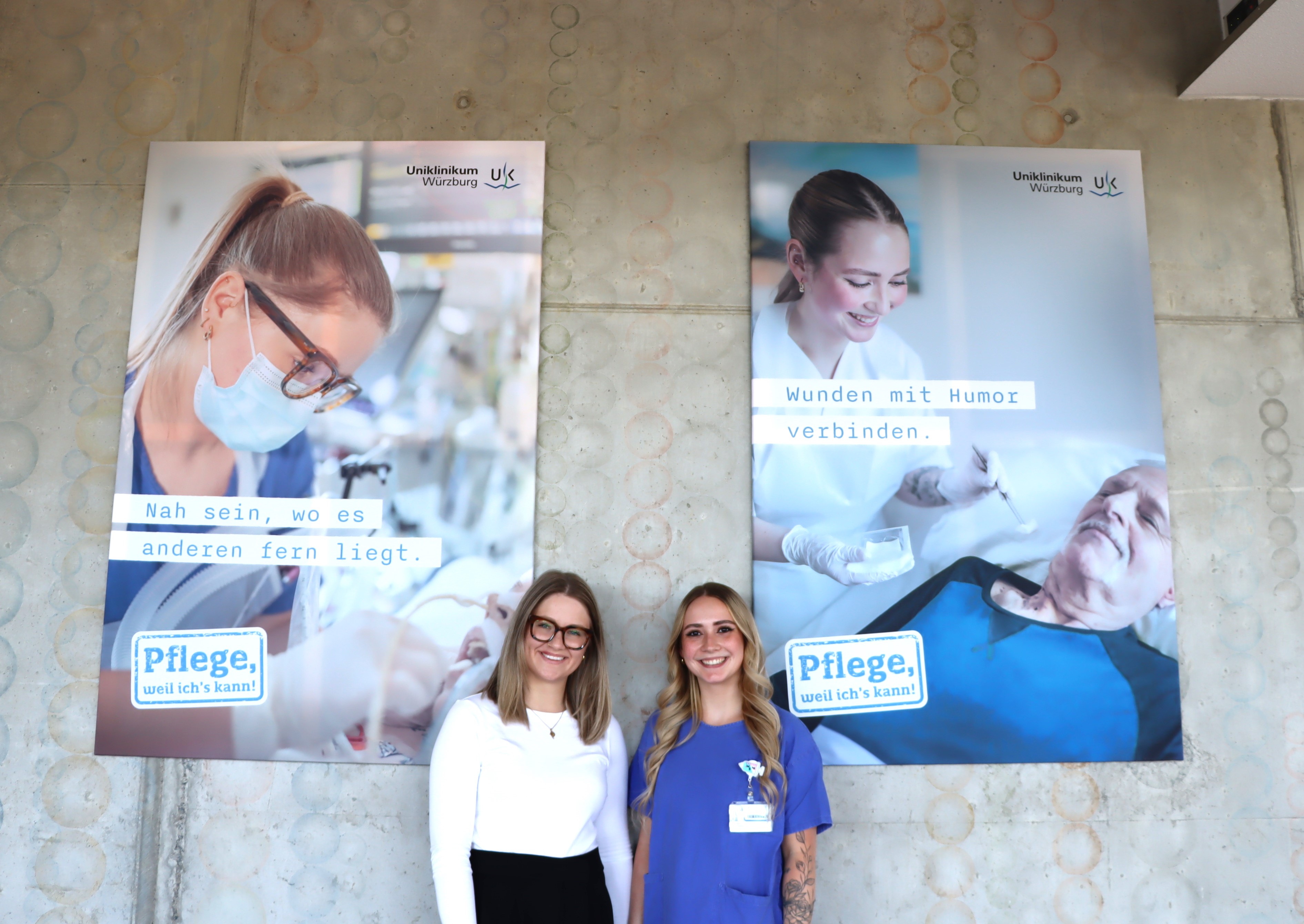 Alena Grümmer (l.) und Cindy Glanert vor den Motiven, die sie bei der Arbeit am UKW zeigen. Foto: UKW / Stefan Dreising