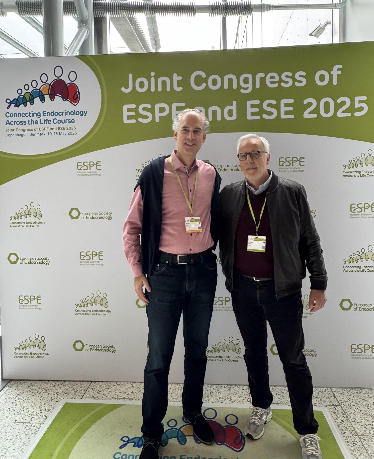 Martin Fassnacht und Antoine Tabarin Die beiden Wissenschaftler posieren vor einer Stellwand beim Kongress der ESPE und ESE mit Logos
