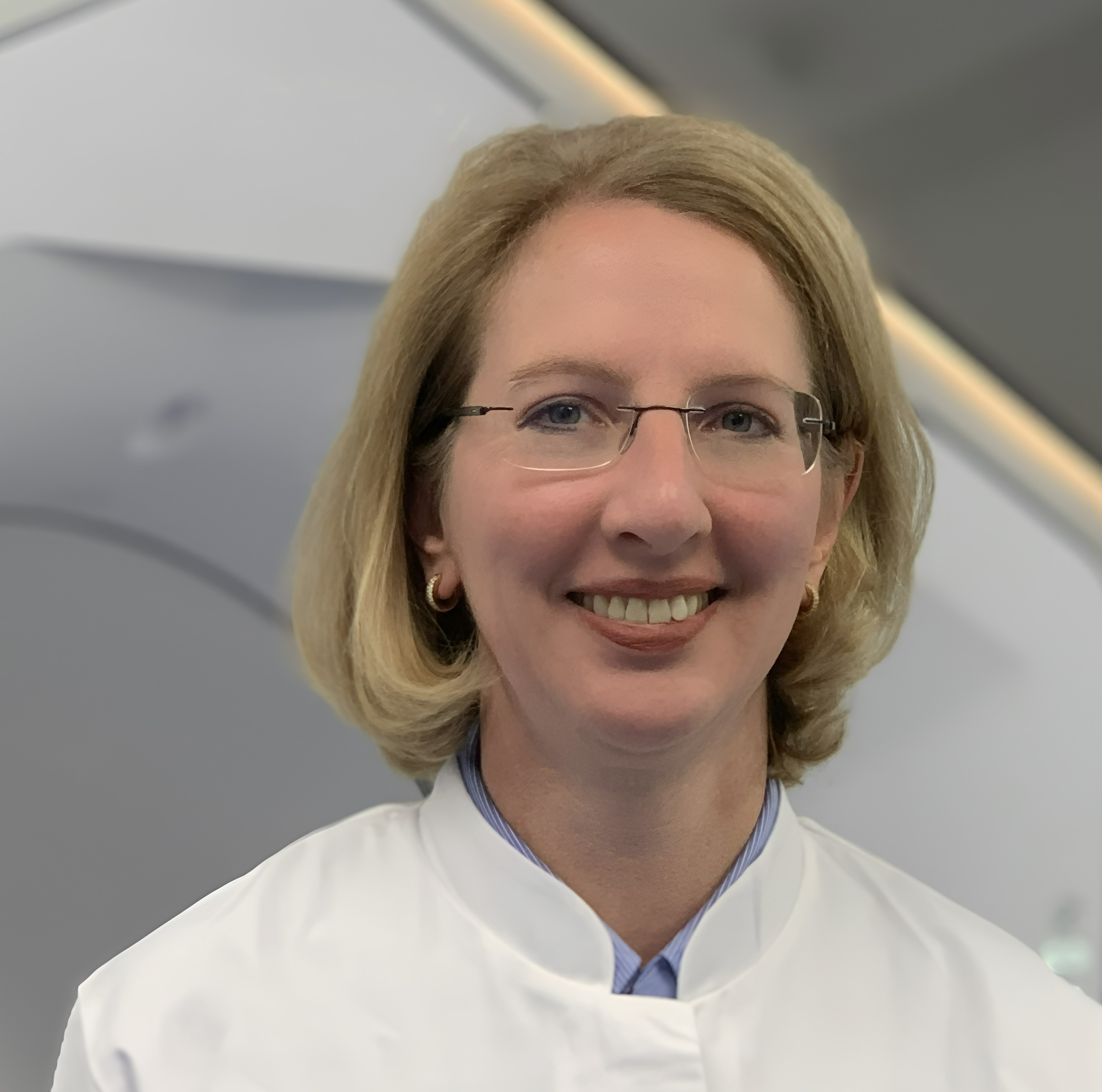 Prof. Dr. Andrea Wittig-Sauerwein, Direktorin der Klinik für Strahlentherapie und Radioonkologie am Universitätsklinikum Würzburg (UKW). Foto: UKW / André Toussaint. Prof. Dr. Andrea Wittig-Sauerwein, Direktorin der Klinik für Strahlentherapie und Radioonkologie am Universitätsklinikum Würzburg (UKW). Foto: UKW / André Toussaint.