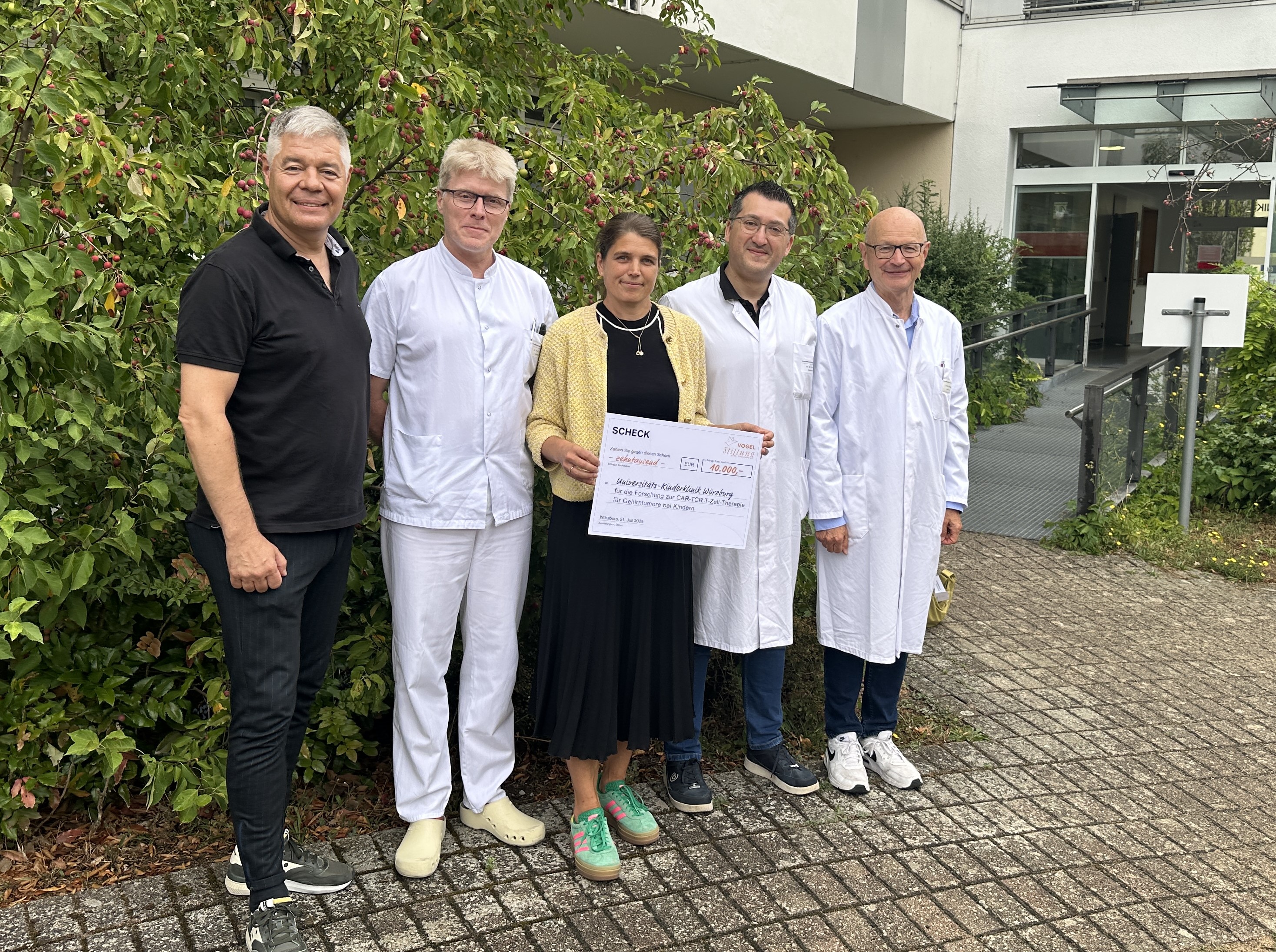 Bei der Scheckübergabe (von links): Dr. Gunther Schunk, Prof. Dr. Matthias Eyrich, Katrin Brunotte, Dr. Ignazio Caruana, Prof. Dr. Paul-Gerhardt Schlegel. Foto: Vogel Stiftung Dr. Eckernkamp