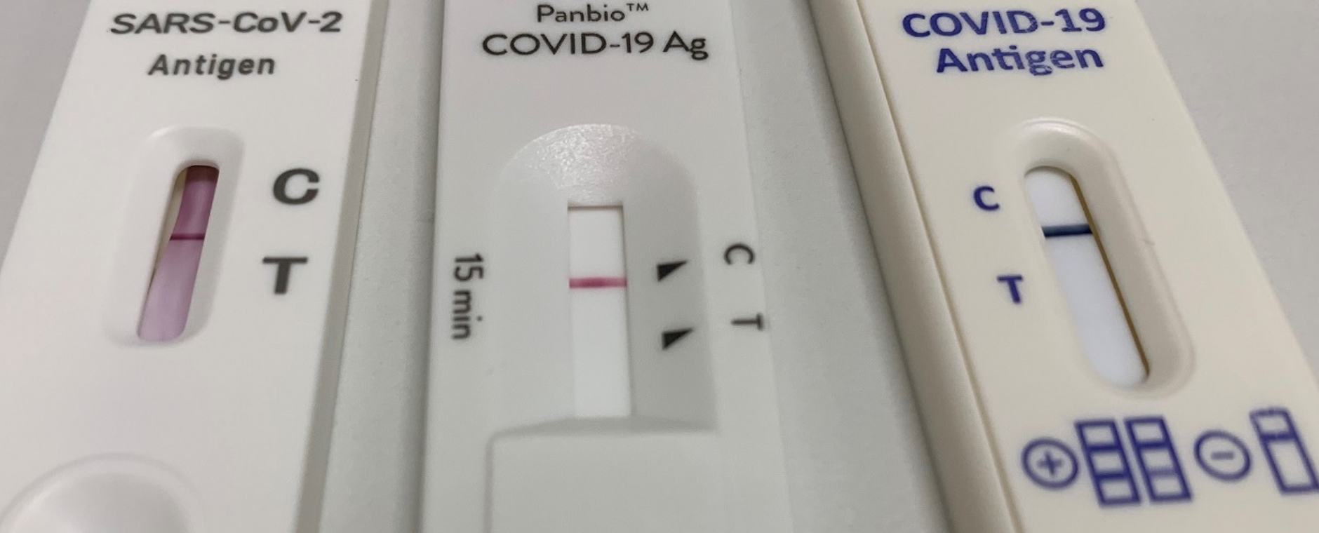 Drei negative SARS-CoV-2-Antigenschnelltests. Zu sehen ist jeweils nur eine Linie in der Kontrollzone.